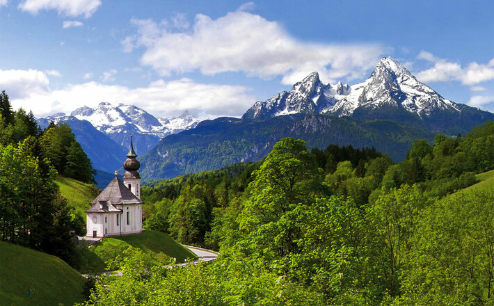 Die Wallfahrtskirche Maria Gern mit dem Watzmann