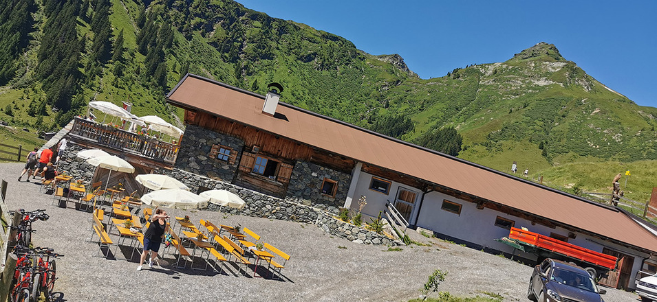 Die Osmannalm mit dem Tristkogel im Hintergrund