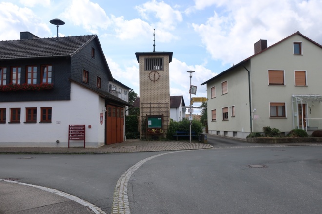 Wir durchqueren Birkach am Forst.