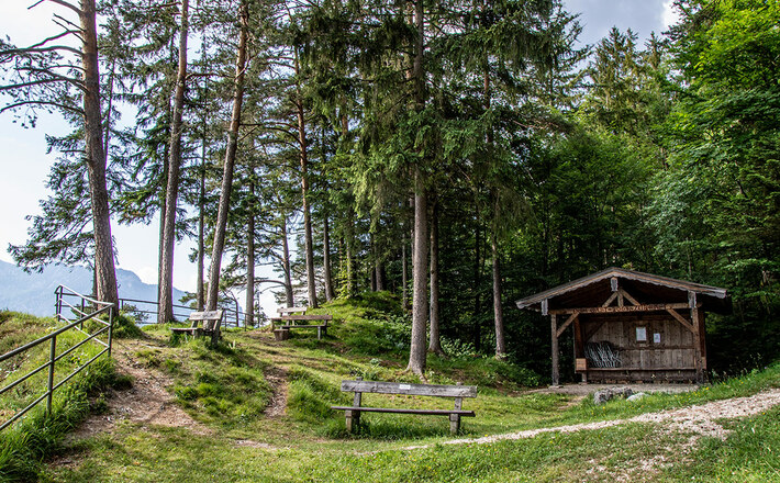 Zahlreiche Bänke laden zum Verweilen ein