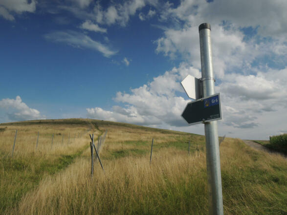 Wegweiser auf die Erhöhung