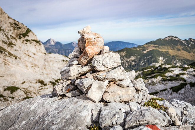 Steindauben weisen den Weg