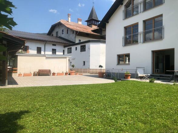 Hof mit Parkplätzen