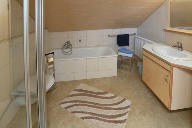 Unser Bad mit Dusche und Badewanne