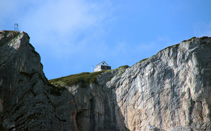 Das Stöhrhaus über dem Abbruch der Untersberg-Südwand
