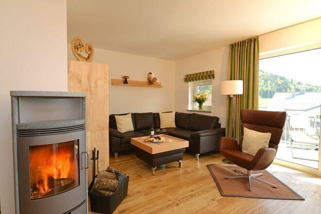 5***** Sterne FeWo Bergahorn Wohnbereich mit Kamin