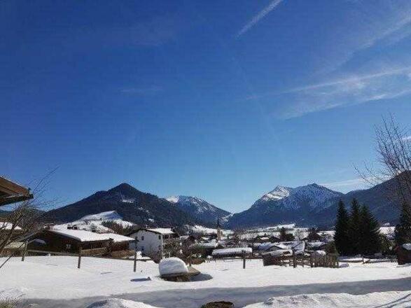 Ausblick auf die verschneiten Berge