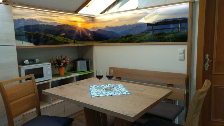 Küche mit Tisch u. Bank