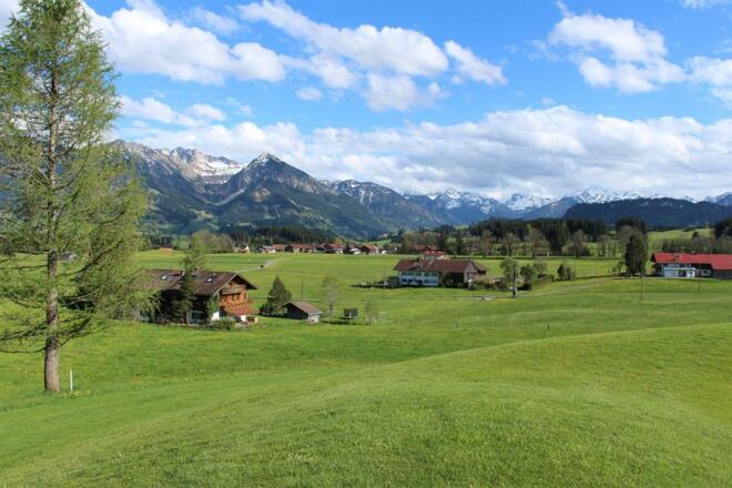 Untermühlegg liegt sonnig vor großartiger Kulisse