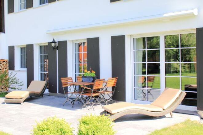 Gemütliche Terrasse mit Liegen