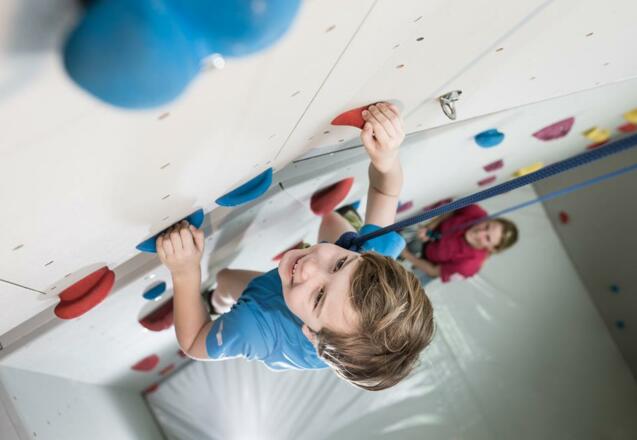 Kletterturm mit Bouldergrotte