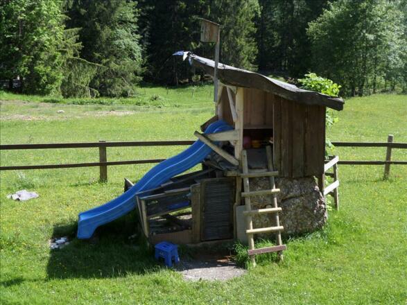 Spielhäuschen mit Rutsche