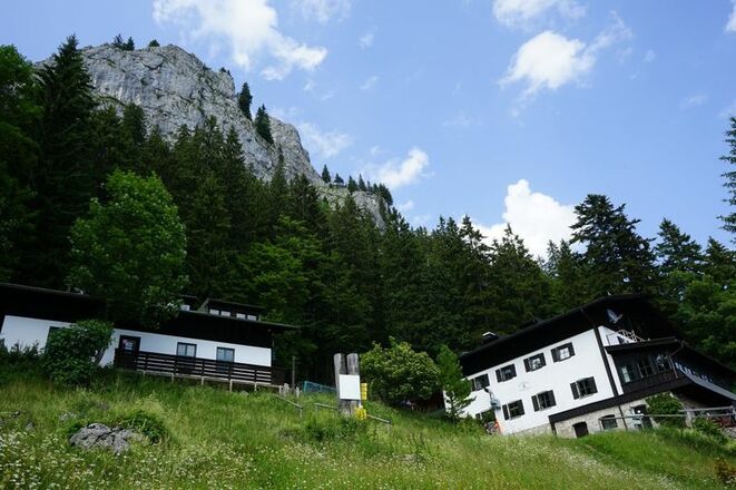 Das Brünnsteinhaus direkt unter dem Brünnstein