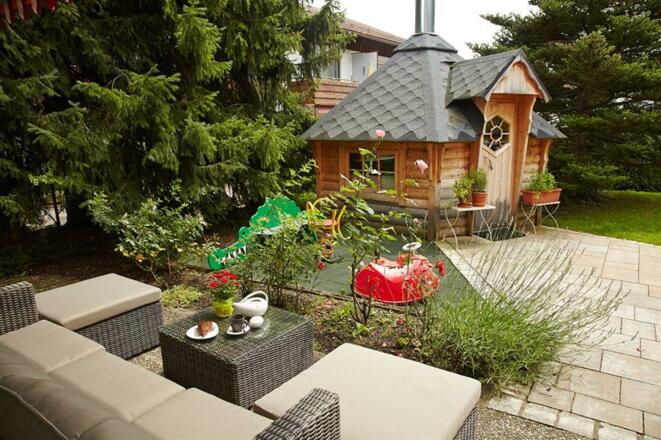 gemütliche Lounge mit Spielplatz und Grillhütte