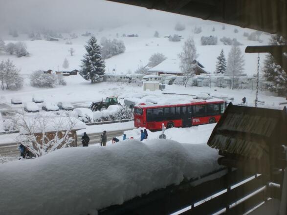 Skibus-Haltestellt direkt vor dem Haus