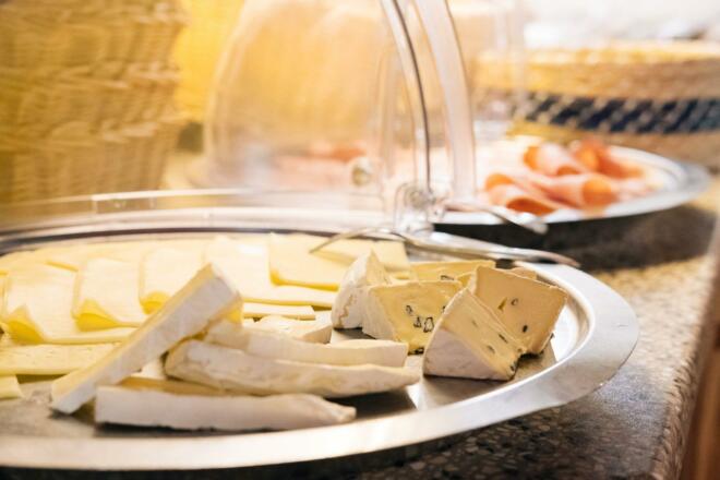 Käseauswahl am Frühstücksbuffet