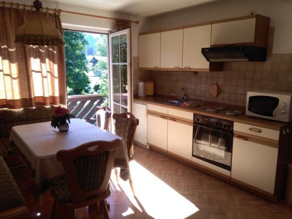 Küche mit Zugang zum Balkon