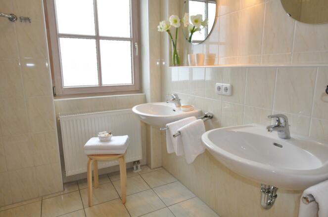 Bad mit Dusche/WC &amp; Fenster