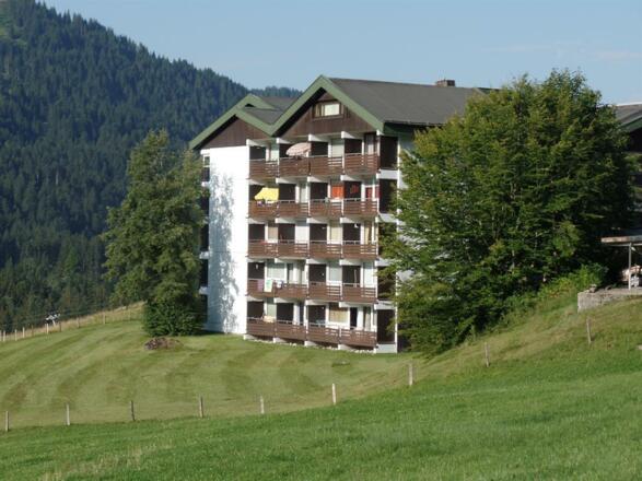 Unser App. (Balkon mit gelbem Schirm)