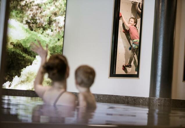 Warmwasserbecken mit Blick auf den Kletterturm