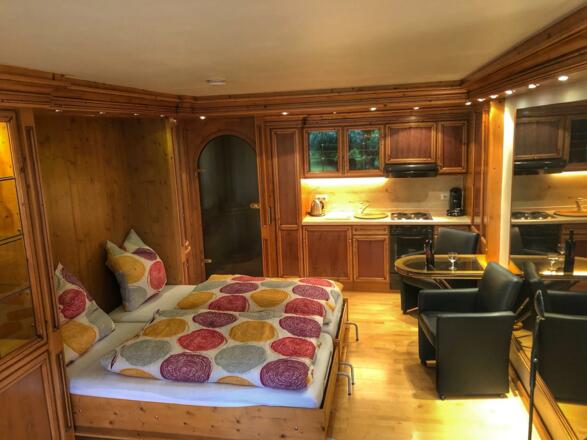 Appartement mit ausgeklappten Schrankbett