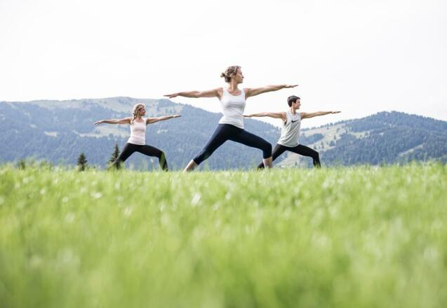 Yoga vor herrlichem Bergpanorama
