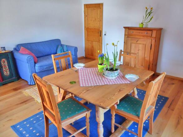 Wohnstube mit ausziehbarem Sofa