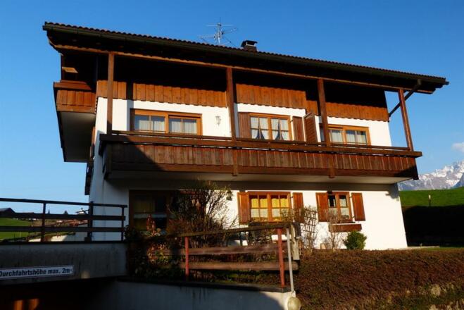 Hausansicht mit Balkon