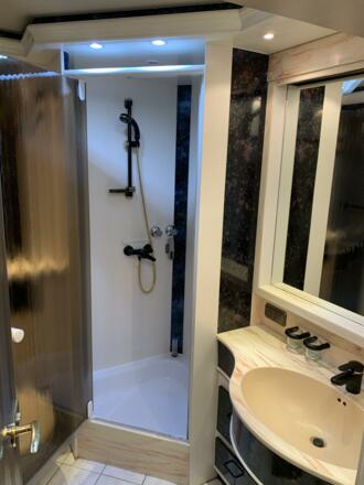 Bad mit Dusche und WC