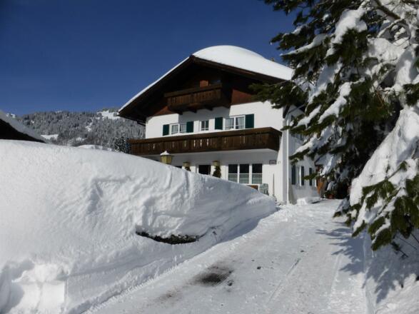 Hauseingang im Winter