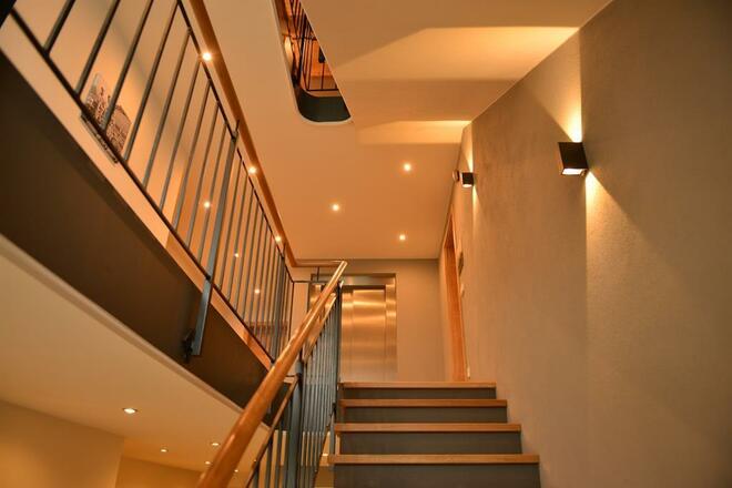 Treppenhaus und Fahrstuhl