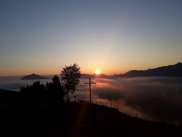 Sonnenaufgang am Sonderdorfer Kreuz