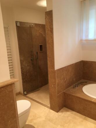 Dusche und Badewanne