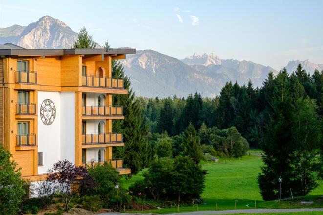 Hotelansicht mit Bergblick