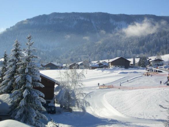 Loipe, Skischulen u. Skilift in Sichtweite