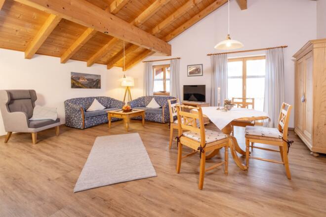 Wohnbereich mit Ausgang zum Westbalkon