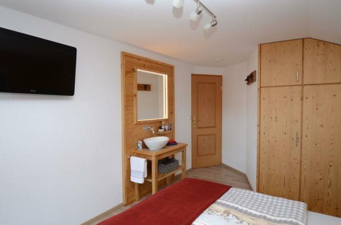 Schlafzimmer mit TV, Haus Alpengluehen, Fischen,