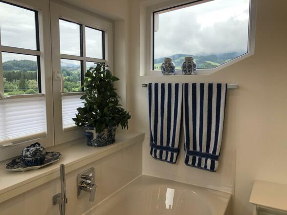 Bad mit Blick in die Berge