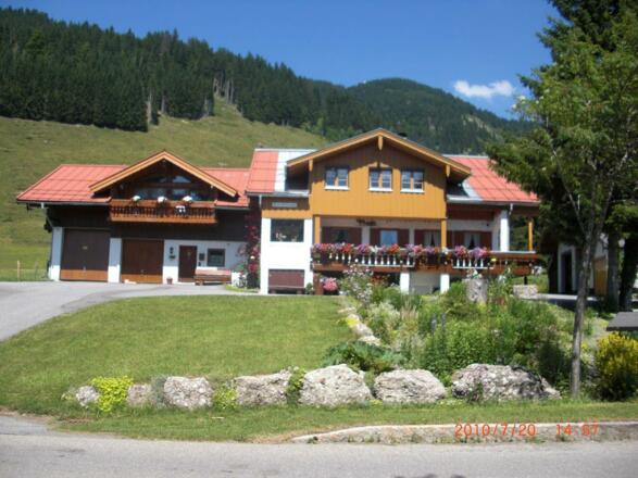 Haus Rauhbach im Sommer