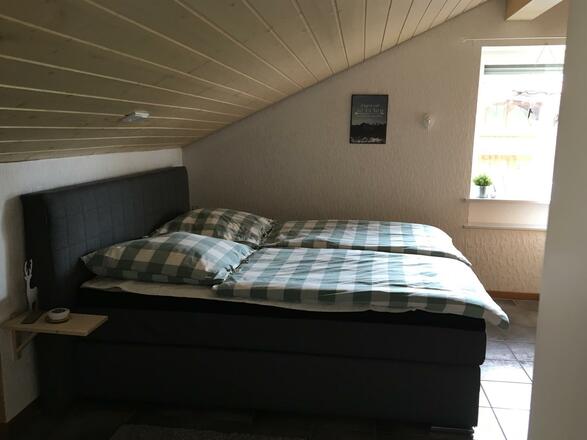 Schlafzimmer mit Boxspringbett 180x200cm