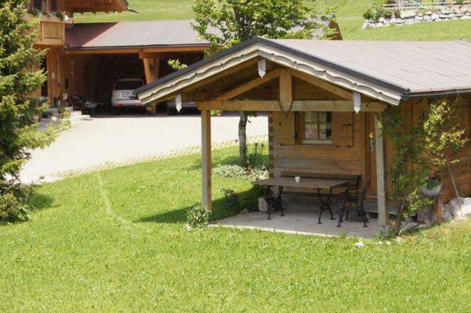 Gartenhaus und Grillplatz