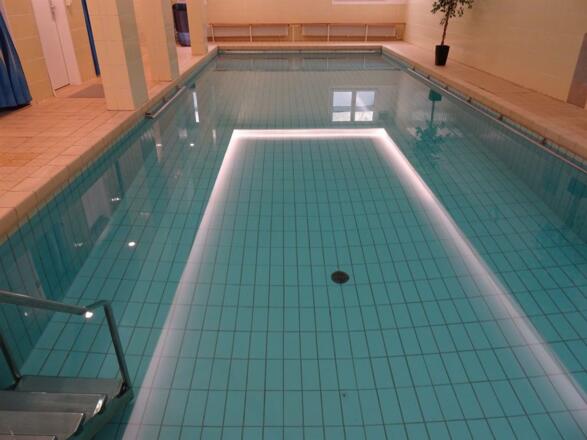 Großes Hallenbad im Haus