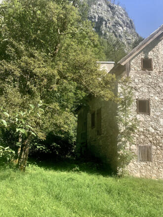 Steinhaus im sonnigen Echerntal von Hallstatt
