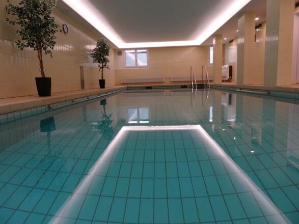 Das Schwimmbad befindet sich im Untergeschoss