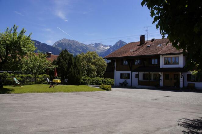 Parkplatz_mit_Bergblick