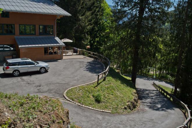 Berghaus Seppeler Westseite Auffahrt/Parkplatz