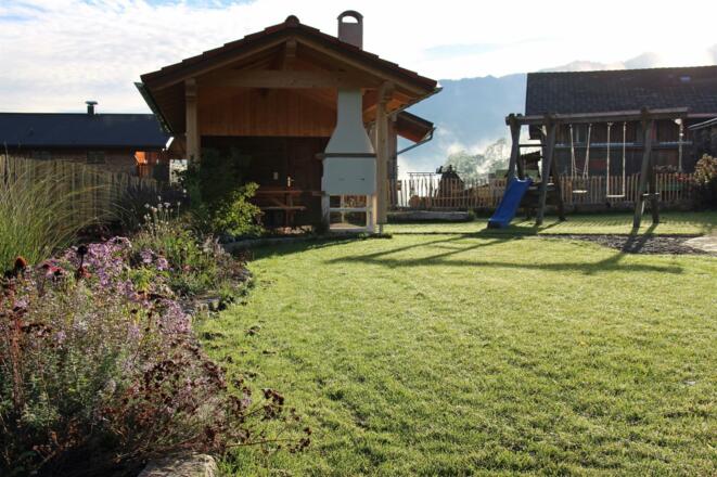 Grillhütte mit Spielplatz