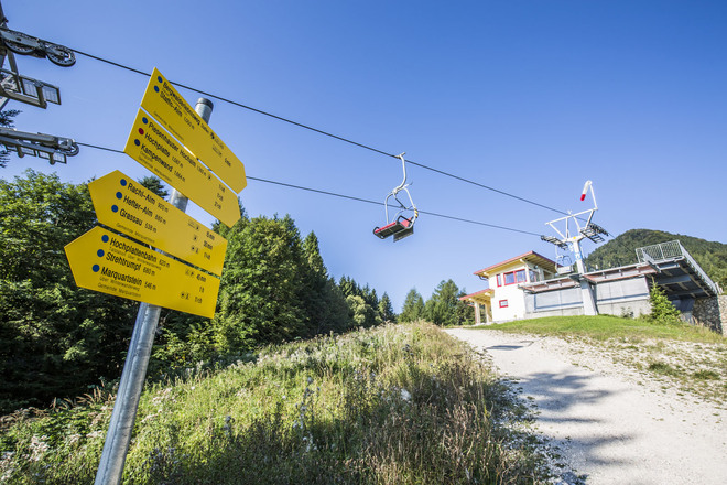 SalzAlpenSteig und SalzAlpenTouren sind auf den Gelben Wanderwegsschildern mit Piktogrammen gekennzeichnet - hier unterhalb der Bergstation der Hochplattenbahn