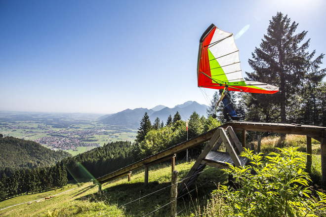 Direkt unterhalb der Bergstation der Hochplattenbahn kann man den Drachenfliegern beim Start zuschauen