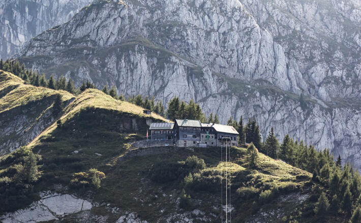 Das Purtschellerhaus durch das die deutsch-österreichische Staatsgrenze verläuft